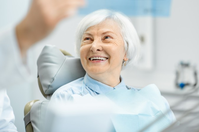 Ältere Dame beim Zahnarzt