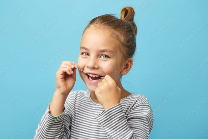 Kind benutzt Zahnseide